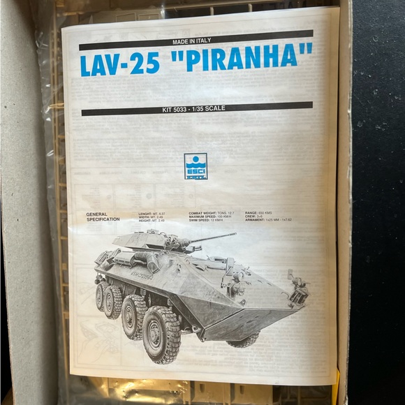 LAV 25 'Piranha' Tank Model Kit - Picture 4 of 6